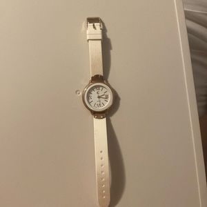 Beautiful cream and gold watch. Quartz   Base Metal Bezel. Stainless Steel back